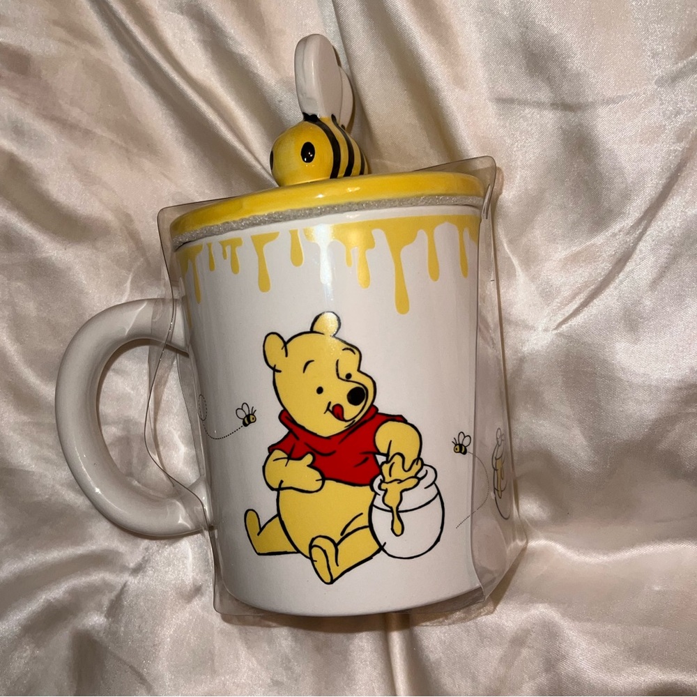 ‼️ SOLD ‼️Disney Winnie the Pooh hot chocolate mug with a lid